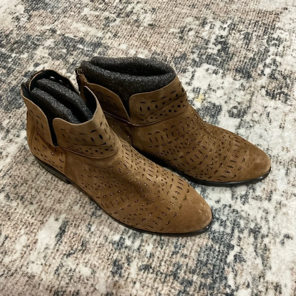 Kanna Sundance Suede Ankle Booties NWOT Size 9
